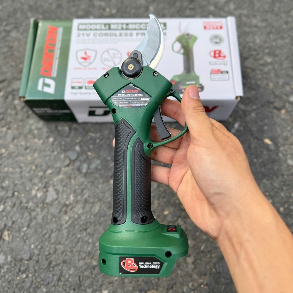Kéo cắt cành dùng pin 21V Dekton M21-MCC28BL 5 kéo cắt cành dùng pin Dekton M21-MCC28BL (5)