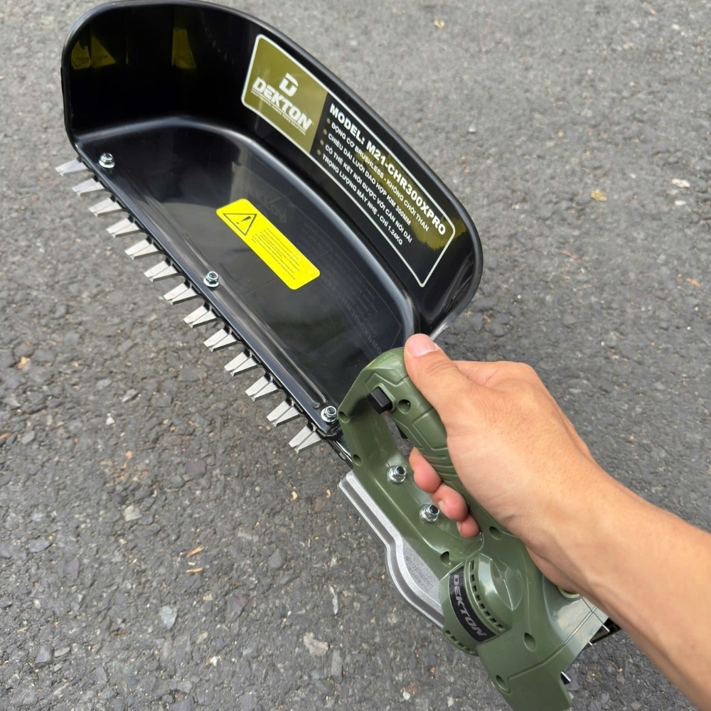 Máy cắt tỉa hàng rào dùng pin 21V Dekton M21-CHR300XPRO 6 máy cắt hàng rào dùng pin Dekton M21-CHR300XPRO (6)