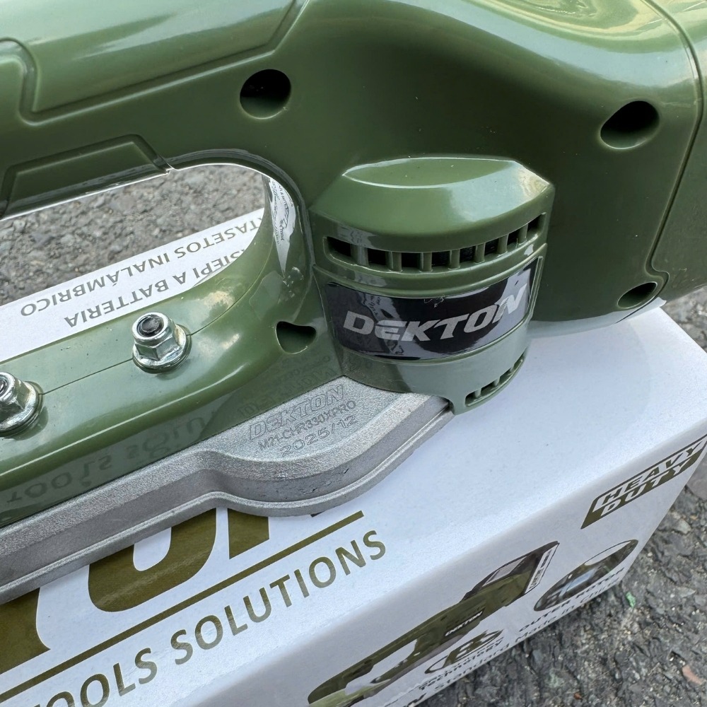 Máy cắt tỉa hàng rào dùng pin 21V Dekton M21-CHR330XPRO 7 máy cắt hàng rào dùng pin Dekton M21-CHR330XPRO (7)