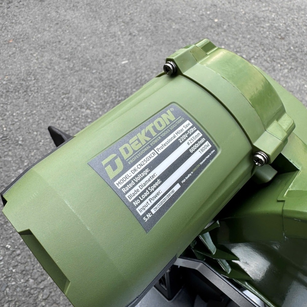 Máy cắt nhôm 1800W 255mm Dekton DK-CN250XCR (màu olive) 10 máy cắt nhôm Dekton DK-CN250XCR (12)