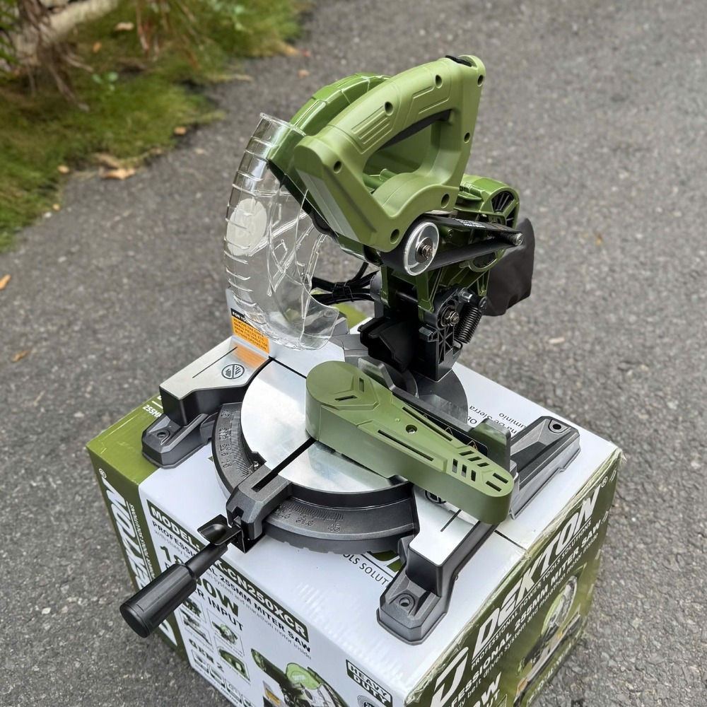 Máy cắt nhôm 1800W 255mm Dekton DK-CN250XCR (màu olive) 7 máy cắt nhôm Dekton DK-CN250XCR (7)