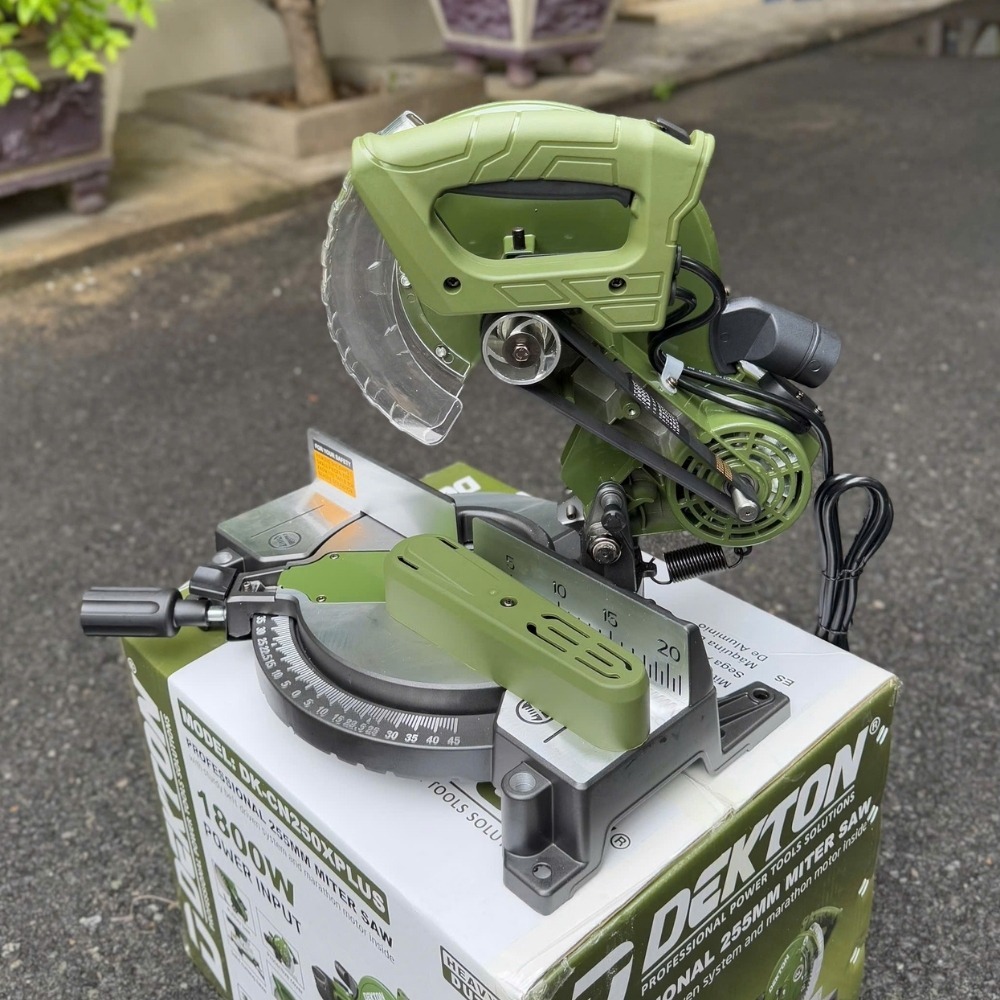 Máy cắt nhôm 1800W 255mm Dekton DK-CN250XPLUS (màu olive) 6 máy cắt nhôm Dekton DK-CN250XPLUS (6)