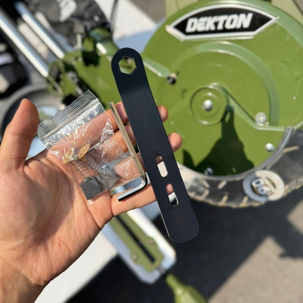 Máy cắt nhôm trượt 1800W 255mm Dekton DK-CN256XPRO (màu olive) 8 máy cắt nhôm Dekton DK-CN256XPRO (10)