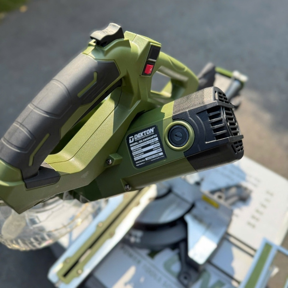 Máy cắt nhôm trượt 1800W 255mm Dekton DK-CN256XPRO (màu olive) 12 máy cắt nhôm Dekton DK-CN256XPRO (14)