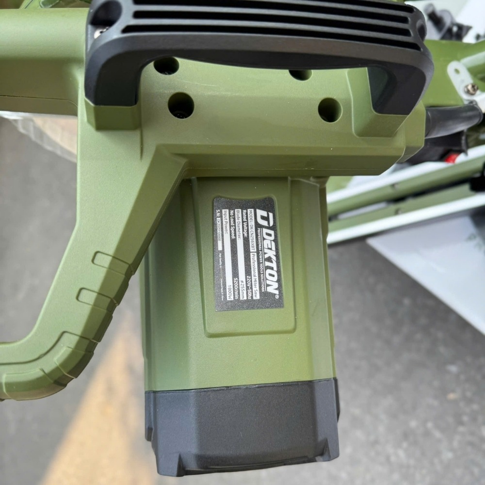 Máy cắt nhôm trượt 1800W 255mm Dekton DK-CN256XPRO (màu olive) 13 máy cắt nhôm Dekton DK-CN256XPRO (15)