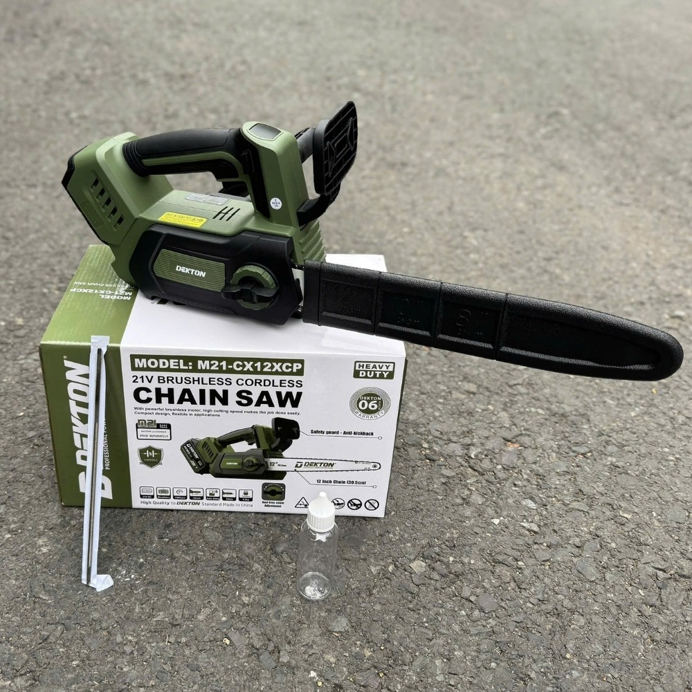 Máy cưa xích 12 inch dùng pin 21V Dekton M21-CX12XCP (màu olive) 3 máy cưa xích dùng pin Dekton M21-CX12XCP (3)