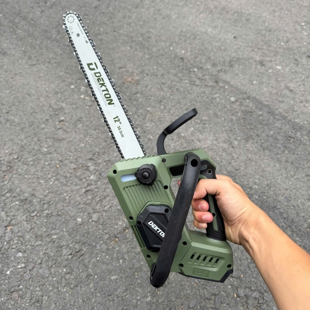 Máy cưa xích 12 inch dùng pin 21V Dekton M21-CX12XCP (màu olive) 5 máy cưa xích dùng pin Dekton M21-CX12XCP (5)