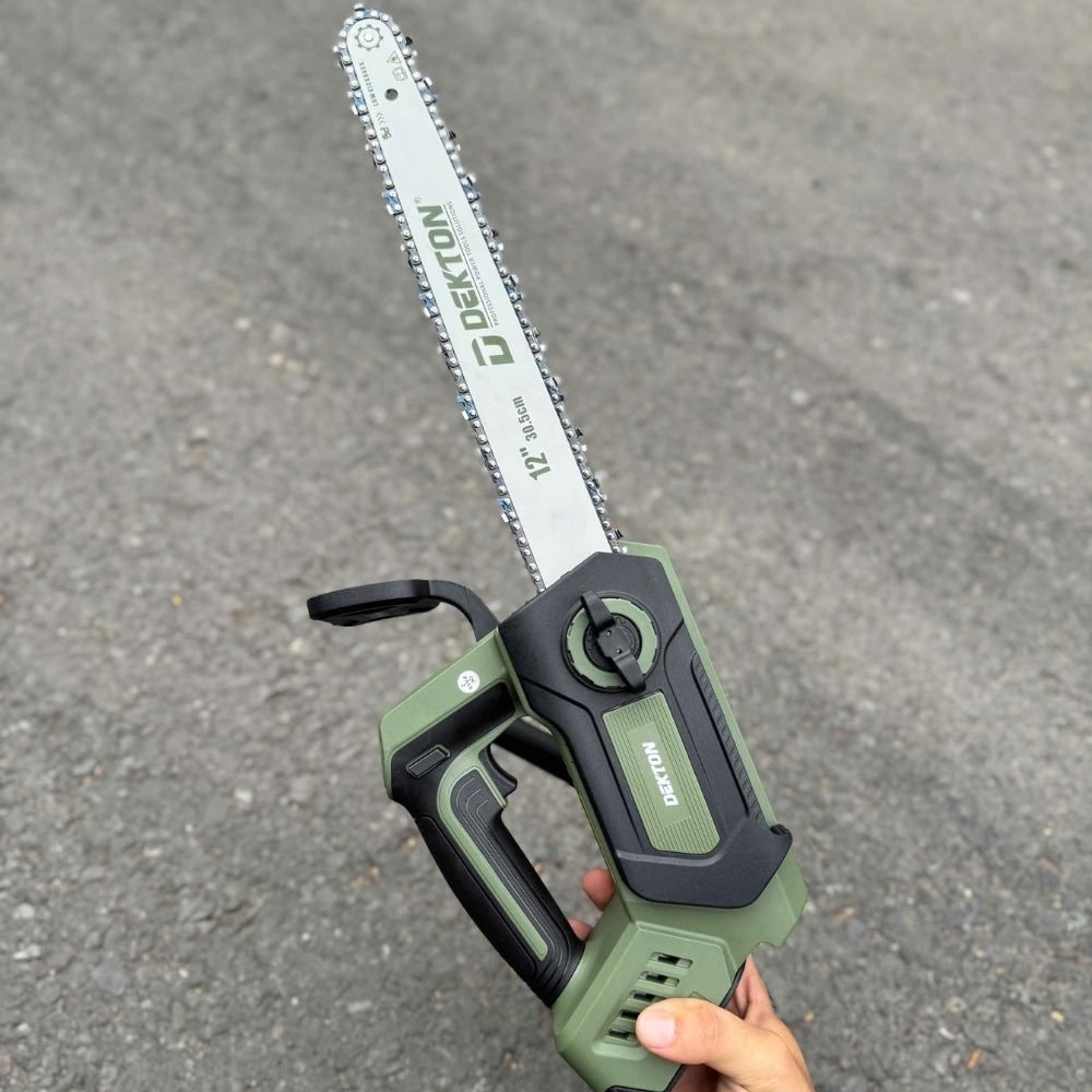 Máy cưa xích 12 inch dùng pin 21V Dekton M21-CX12XCP (màu olive) 6 máy cưa xích dùng pin Dekton M21-CX12XCP (6)