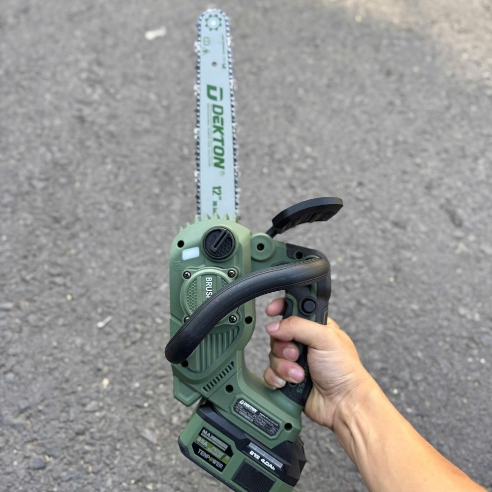 Máy cưa xích 12 inch dùng pin 21V Dekton M21-CX12XPLUS 6 máy cưa xích dùng pin Dekton M21-CX12XPLUS (6)