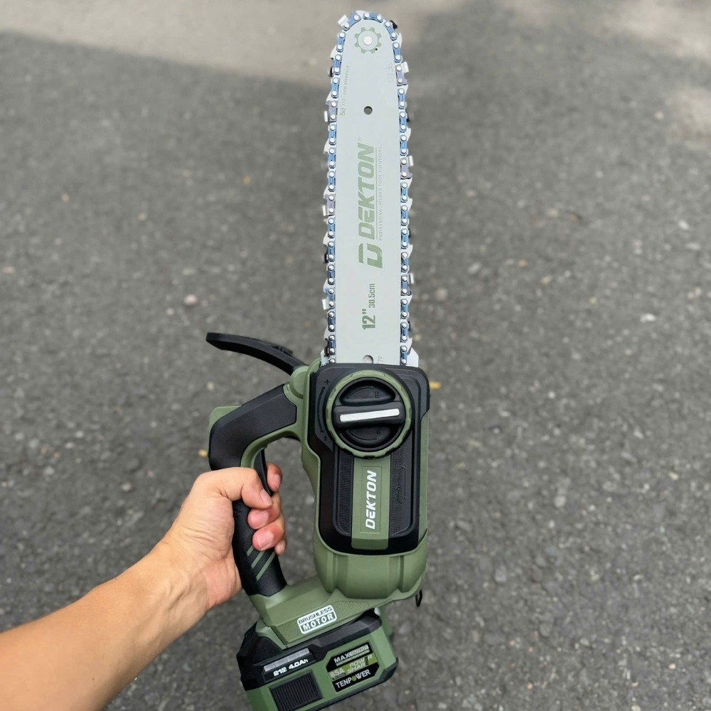 Máy cưa xích 12 inch dùng pin 21V Dekton M21-CX12XPRO (màu olive) 7 máy cưa xích dùng pin Dekton M21-CX12XPRO (8)