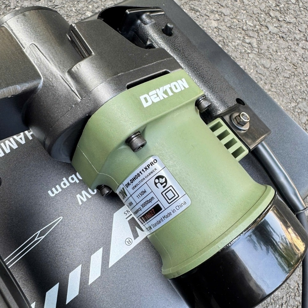 Máy đục bê tông 17mm 1150W Dekton DK-DH0811XPRO 7 máy đục bê tông Dekton DK-DH0811XPRO (6)