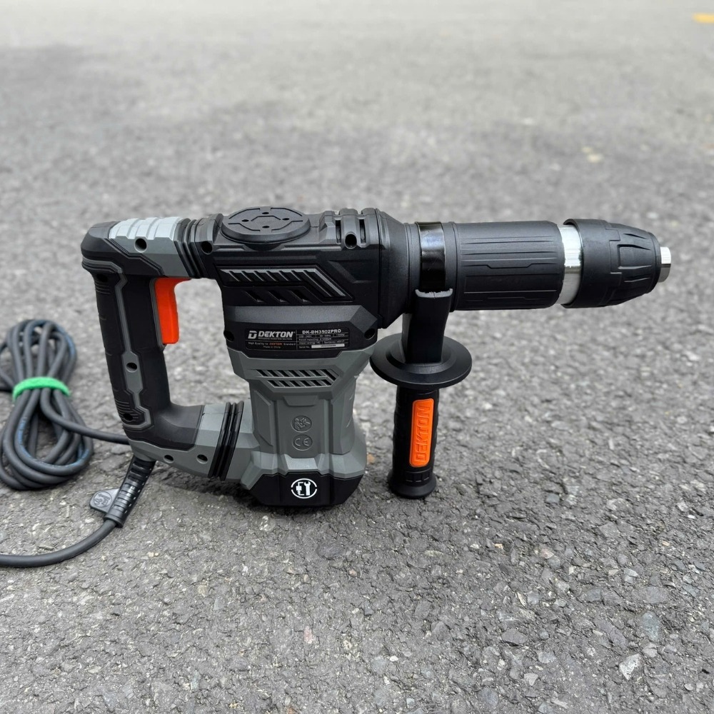 Máy đục bê tông 17mm 1500W Dekton DK-DH3502PRO (màu xám) 5 máy đục bê tông Dekton DK-DH3502PRO (6)