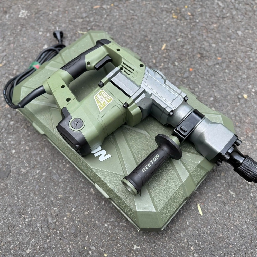 Máy đục bê tông 17mm 1600W Dekton DK-DH3901XPRO (màu olive) 4 máy đục bê tông Dekton DK-DH3901XPRO (4)