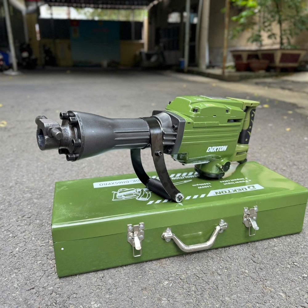 Máy đục bê tông 30mm 1400W Dekton DK-DH65XPRO (màu olive) 4 máy đục bê tông Dekton DK-DH65XPRO (4)
