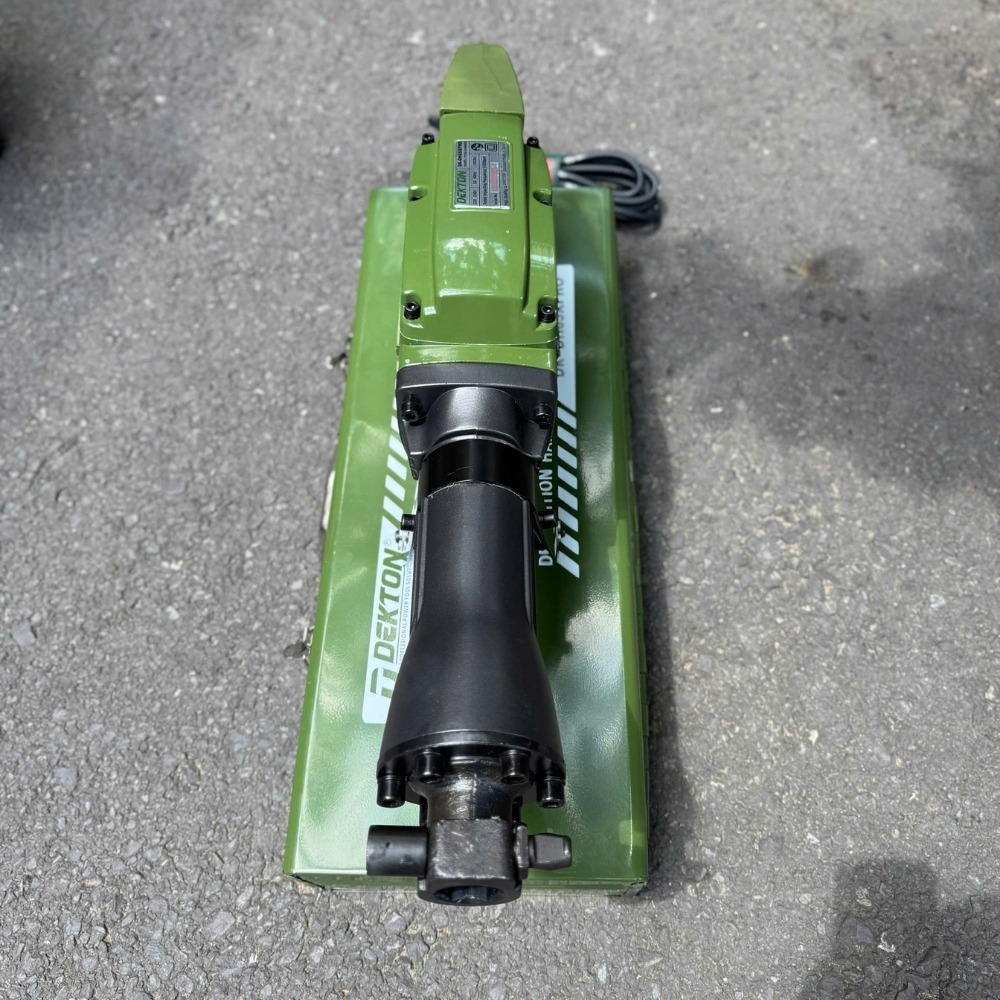 Máy đục bê tông 30mm 1400W Dekton DK-DH65XPRO (màu olive) 6 máy đục bê tông Dekton DK-DH65XPRO (6)