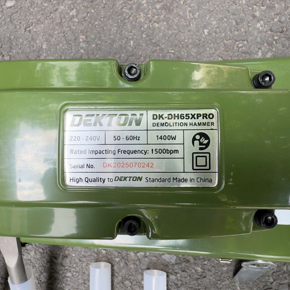 Máy đục bê tông 30mm 1400W Dekton DK-DH65XPRO (màu olive) 9 máy đục bê tông Dekton DK-DH65XPRO (9)