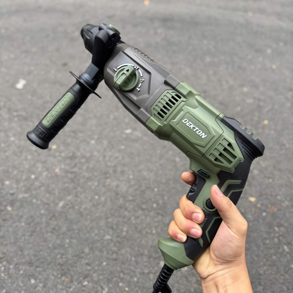 Máy khoan đục bê tông 1050W Dekton DK-RH2603XPRO (màu olive) 6 máy khoan đục bê tông Dekton DK-RH2603XPRO (6)