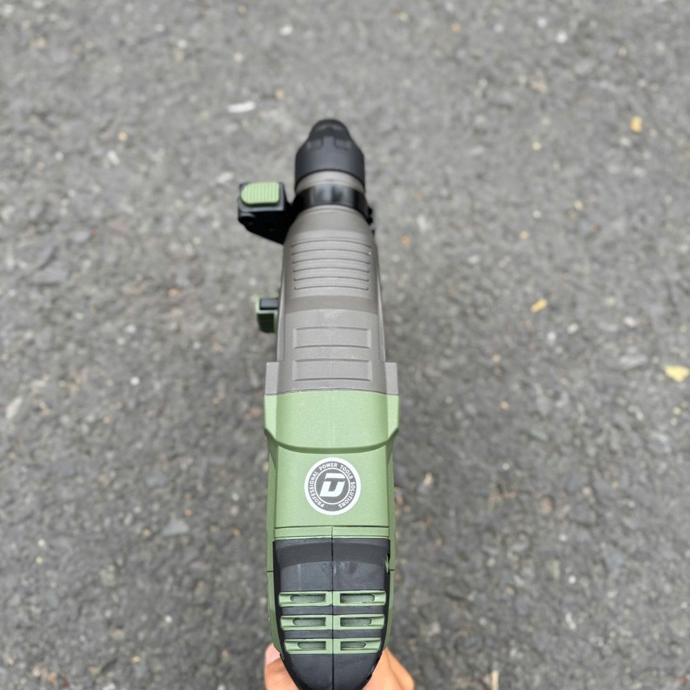 Máy khoan đục bê tông 1050W Dekton DK-RH2603XPRO (màu olive) 7 máy khoan đục bê tông Dekton DK-RH2603XPRO (7)