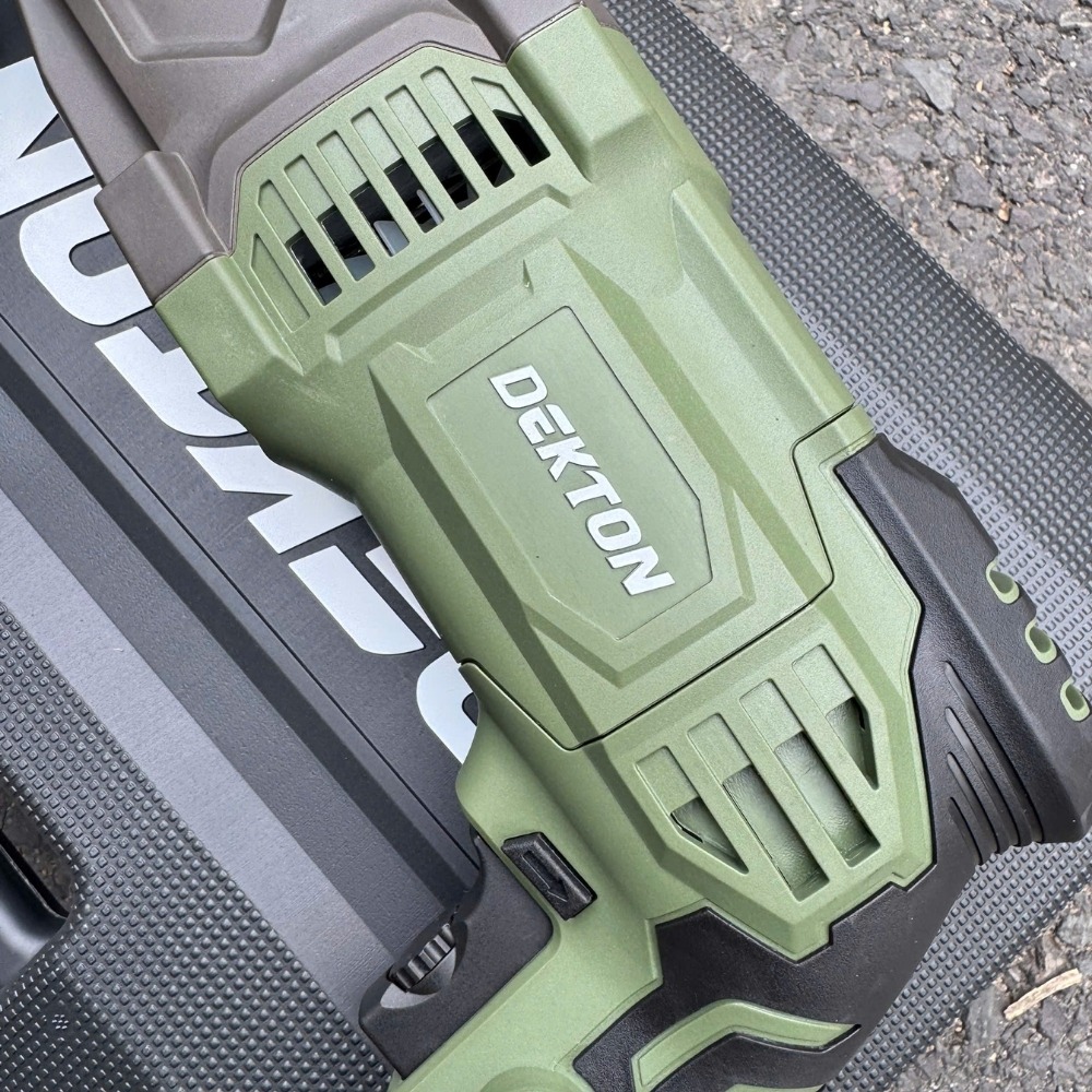 Máy khoan đục bê tông 1050W Dekton DK-RH2603XPRO (màu olive) 9 máy khoan đục bê tông Dekton DK-RH2603XPRO (9)
