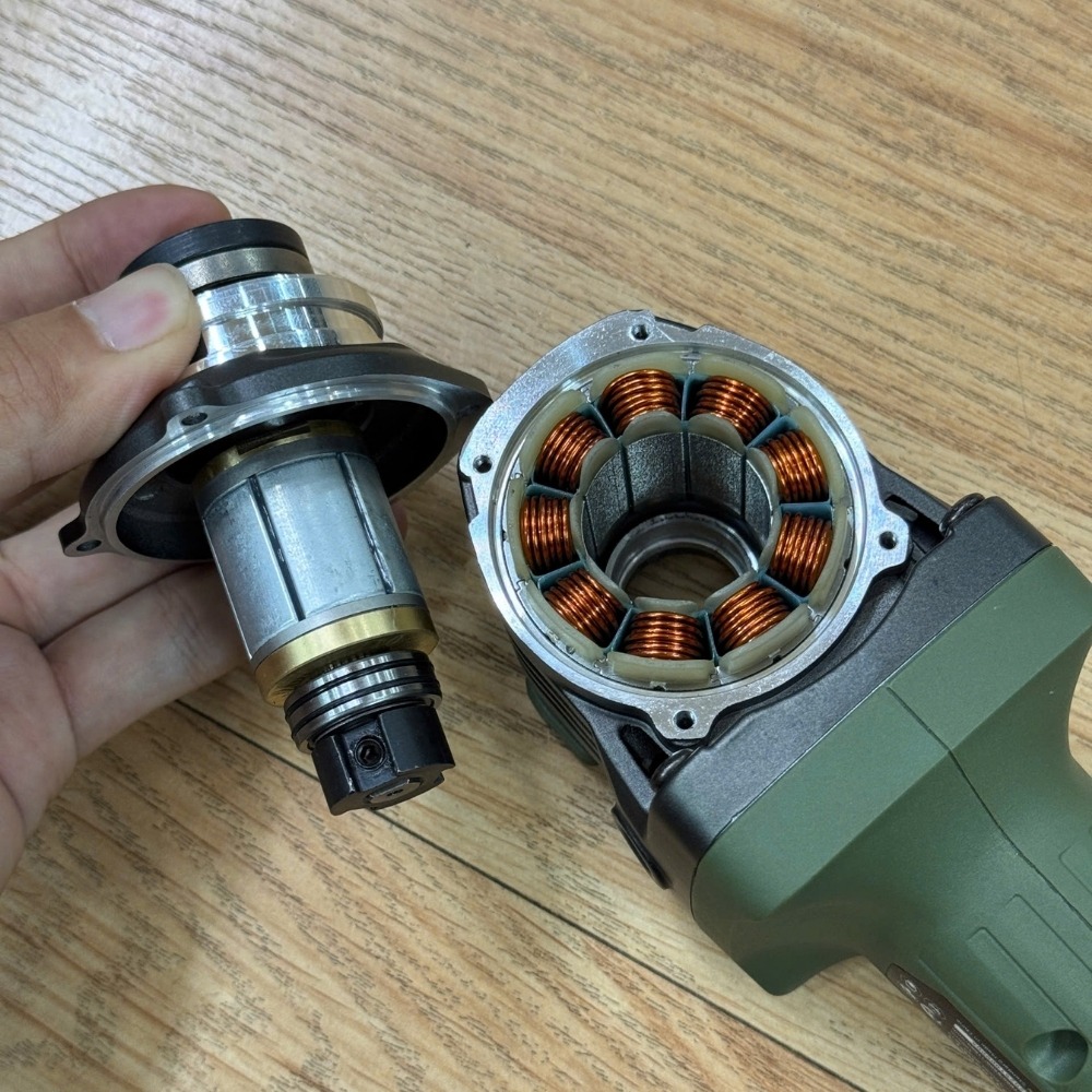 Máy mài góc không bánh răng dùng pin 21V Dekton M21-AG1100XGLT (màu olive) 9 máy mài góc không bánh răng dùng pin Dekton M21-AG1100XGLT (12)