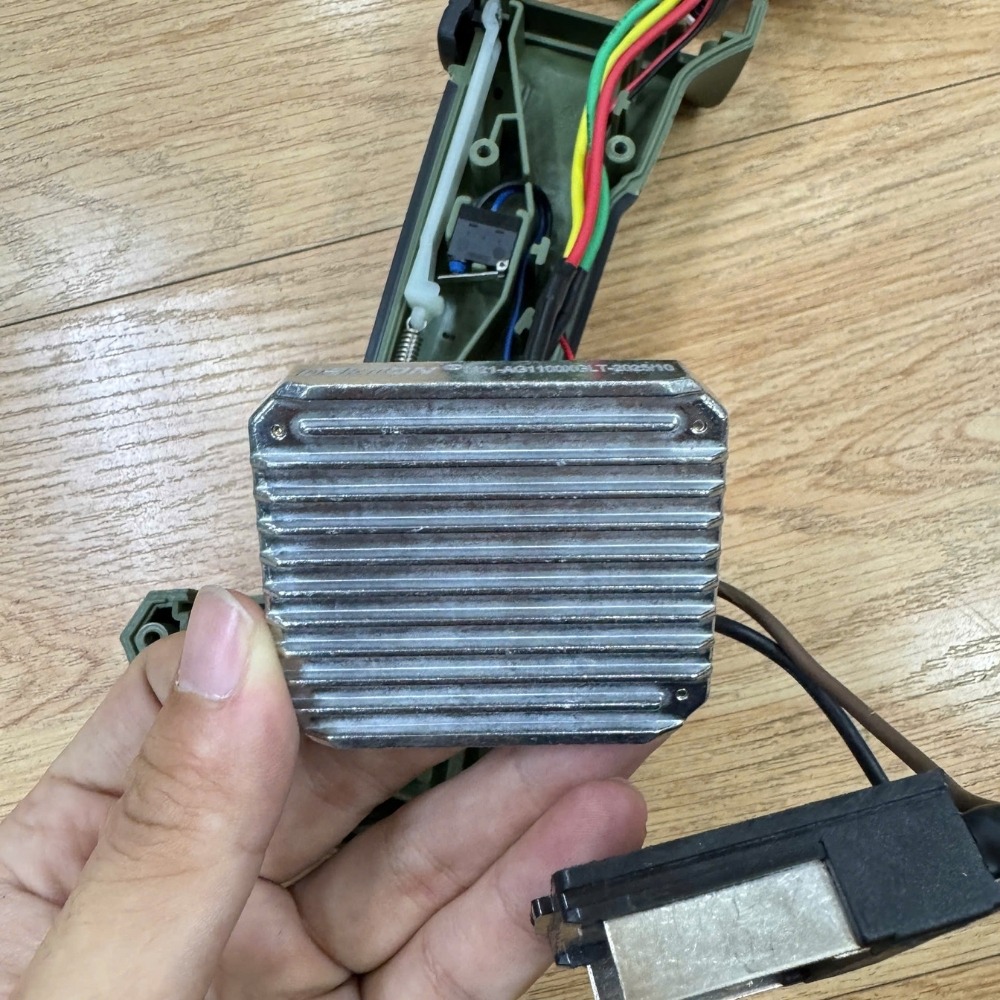 Máy mài góc không bánh răng dùng pin 21V Dekton M21-AG1100XGLT (màu olive) 10 máy mài góc không bánh răng dùng pin Dekton M21-AG1100XGLT (13)