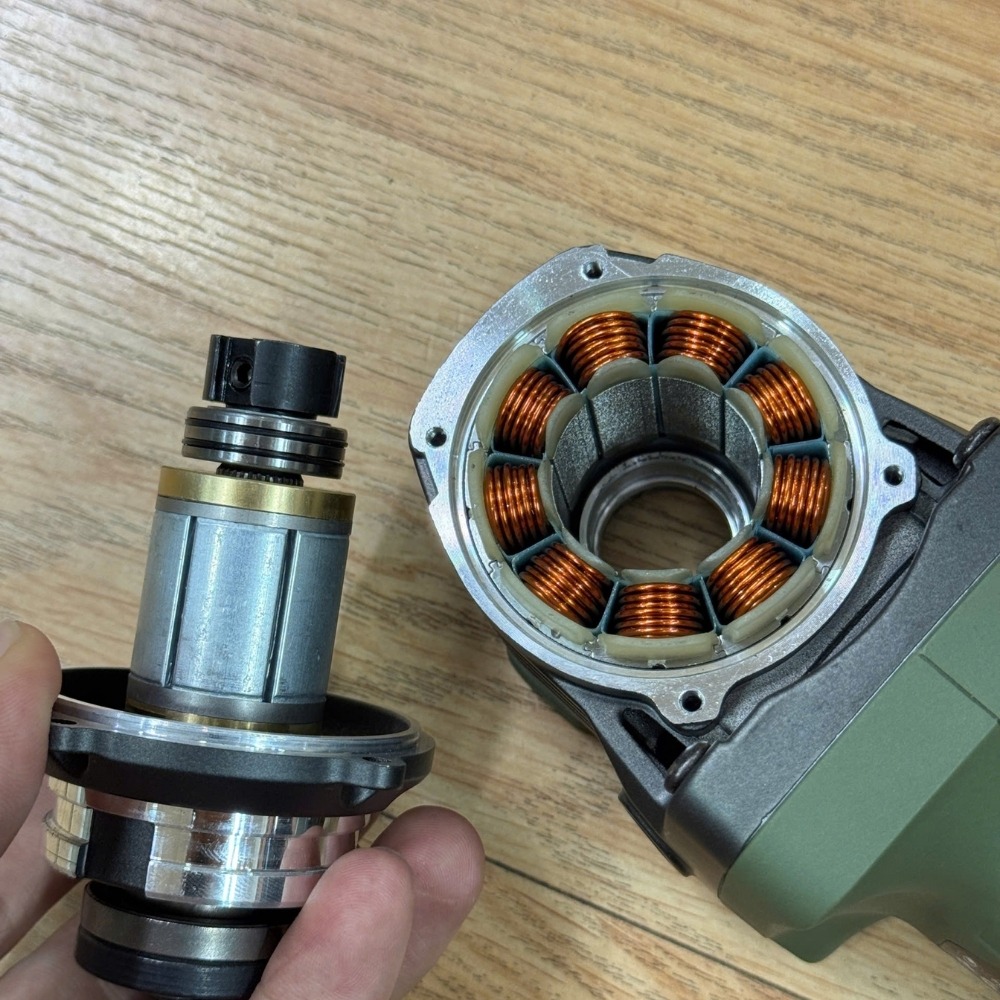 Máy mài góc không bánh răng dùng pin 21V Dekton M21-AG1100XGLT (màu olive) 11 máy mài góc không bánh răng dùng pin Dekton M21-AG1100XGLT (14)