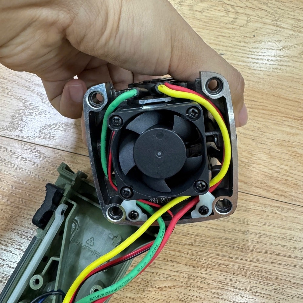 Máy mài góc không bánh răng dùng pin 21V Dekton M21-AG1100XGLT (màu olive) 12 máy mài góc không bánh răng dùng pin Dekton M21-AG1100XGLT (15)