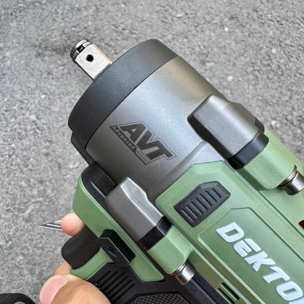 Máy siết bu lông dùng pin 21V 850Nm Dekton M21-IW850PROMAX 7 máy siết bulong dùng pin Dekton M21-IW850 PROMAX (7)